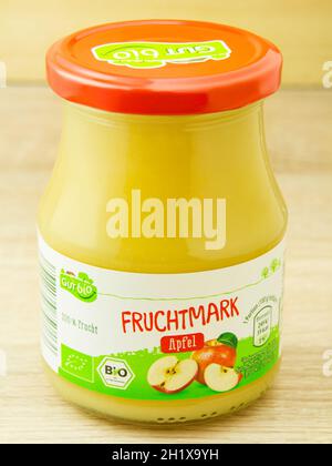 Hamburg, Deutschland - Oktober 18 2021: Gut Bio Apfel Fruchtmark im Glas Stockfoto