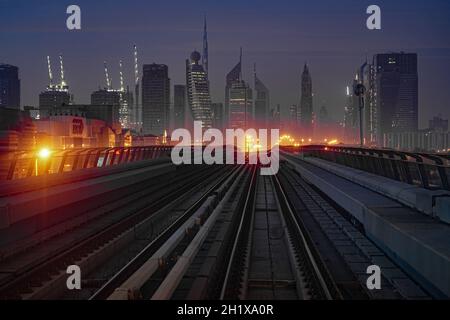 Stadtbild von Dubai und Morgenstrahl. Aufnahmeort: Dubai Stockfoto