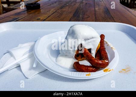 Das traditionelle hausgemachte Polenta-Essen Bulz aus rumänien Stockfoto