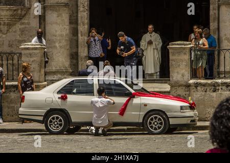 HABANA, KUBA - 24. Jun 2017: Ein Auto mit den Verlobten, die zur Hochzeitszeremonie in die Kathedrale von Havanna fahren Stockfoto