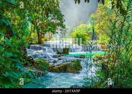 Die schönsten Wasserfälle der Welt sind der türkisfarbene Kuang Si Wasserfall in Luang Prabang Laos. Stockfoto