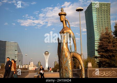 Nur Sultan, Kasachstan - 05-02-2017:Moderne Skulpturenansicht mit Wolkenkratzern in nur Sultan, der Hauptstadt von Kasachstan Stockfoto