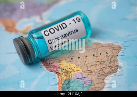 Bangkok, Thailand - 1. März 2021, Coronavirus Covid-19-Impfstoff auf Brasilien-Karte, Entwicklungsmedizin für den medizinischen Gebrauch zur Behandlung von Patienten mit Lungenentzündung. Stockfoto