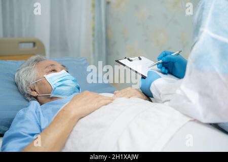 Asiatischer Arzt trägt PSA Anzug neu normal, um Patienten zu überprüfen Schutz Sicherheit Infektion Covid-19 Coronavirus Ausbruch in Quarantäne Krankenstation Krankenpflege. Stockfoto