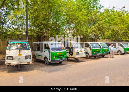 Leben und großer Verkehr mit Tuk Tuks Busse und Menschen in Neu-Delhi Delhi Indien. Stockfoto