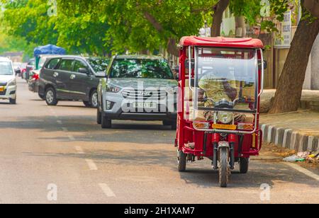 Leben und großer Verkehr mit Tuk Tuks Busse und Menschen in Neu-Delhi Delhi Indien. Stockfoto