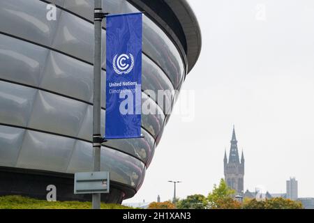 COP26 Glasgow 2021 - Banner der Vereinten Nationen zum Klimawandel vor dem Veranstaltungsort des OVO Hydro a Scottish Event Campus (SEC), Glasgow, Schottland, Großbritannien Stockfoto