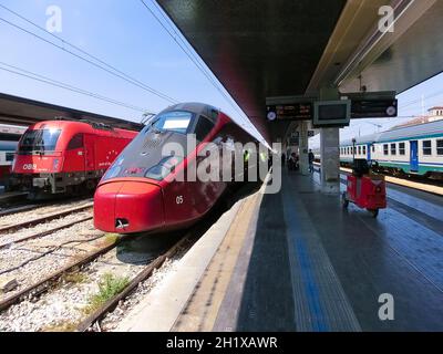 Rom, Italien - 01. Mai 2014: Moderner Hochgeschwindigkeitszug am Bahnsteig des Bahnhofs in Rom, Italien, am 02. Mai 2014 Stockfoto