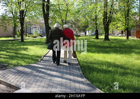 Zwei ältere Damen gehen in den Park. Rückansicht der reifen Frauen im Frühjahr Stockfoto