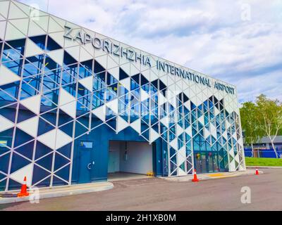 Zaporizhzhia, Ukraine - 11. Mai 2021: Internationaler Flughafen Zaporizhzhia - Außenansicht Stockfoto