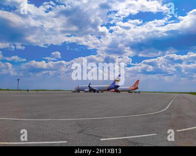 Zaporizhzhia, Ukraine - 11. Mai 2021: Ukraine International Airlines Boeing 737. Neue Flugzeuge in der Flotte der Fluggesellschaft. Stockfoto