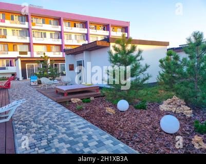 Koblevo, Ukraine - 22. August 2021: Hotel White Villas am Schwarzen Meer mit Swimmingpool und Sitzbereich Stockfoto