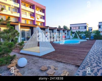 Koblevo, Ukraine - 22. August 2021: Hotel White Villas am Schwarzen Meer mit Swimmingpool und Sitzbereich Stockfoto