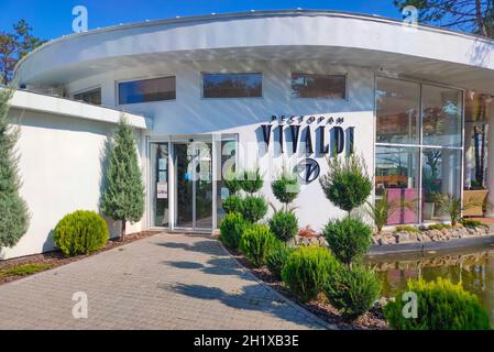 Koblevo, Ukraine - 22. August 2021: Restaurant Vivaldi am Schwarzen Meer Stockfoto