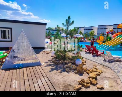 Koblevo, Ukraine - 22. August 2021: Hotel White Villas am Schwarzen Meer mit Swimmingpool und Sitzbereich Stockfoto