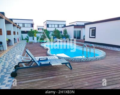 Koblevo, Ukraine - 22. August 2021: Hotel White Villas am Schwarzen Meer mit Swimmingpool und Sitzbereich Stockfoto