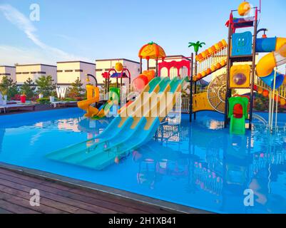 Koblevo, Ukraine - 22. August 2021: Hotel White Villas am Schwarzen Meer mit Swimmingpool und Sitzbereich Stockfoto