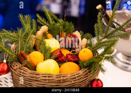 weihnachtskomposition im Korb mit Orangen und Tannenbaum Stockfoto