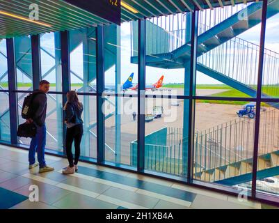 Zaporizhzhia, Ukraine - 11. Mai 2021: Internationaler Flughafen Zaporizhzhia - am Gate in Saporizhzhia, Ukraine, warten die Leute auf das Einsteigen am Mai Stockfoto