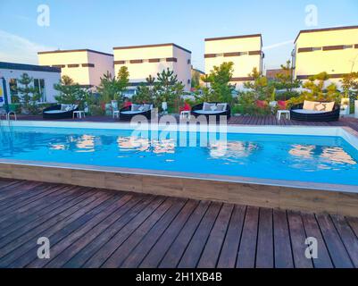 Koblevo, Ukraine - 22. August 2021: Hotel White Villas am Schwarzen Meer mit Swimmingpool und Sitzbereich Stockfoto
