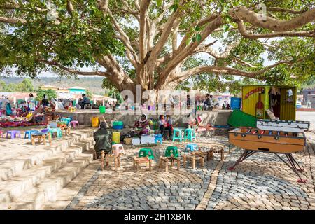 AXUM, ÄTHIOPIEN, 27. APRIL 2019: Tigray-Ureinwohner ruhen am 27. April 2019 auf dem Straßenmarkt im Zentrum von Aksum in Aksum, Tigray, Äthiopien, Afrika Stockfoto