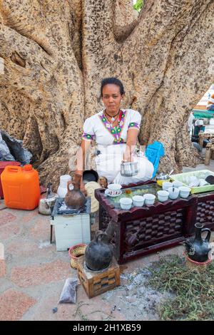 AXUM, ÄTHIOPIEN, 27. APRIL 2019: Tigray-Ureinwohner bereiten am 27. April 2019 in Aksum, Ethiop, Straßenkaffee unter einem großen Baum in der Mitte von Aksum zu Stockfoto