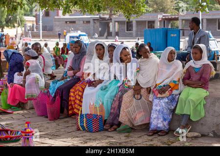 AXUM, ÄTHIOPIEN, 27. APRIL 2019: Sorglose tigray-Mutter, die am 27. April 2019 auf dem Straßenmarkt im Zentrum von Aksum in Aksum, Tigray, Äthiopien, ruht Stockfoto