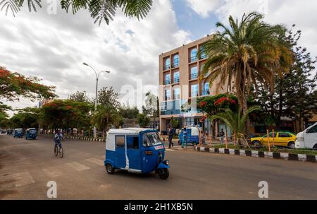 AXUM, ÄTHIOPIEN, 27. APRIL 2019: Tuk Tuk, traditionelles Fahrzeug auf der Straße von Aksum am 27. April 2019 in Aksum, Tigray, Äthiopien, Afrika Stockfoto