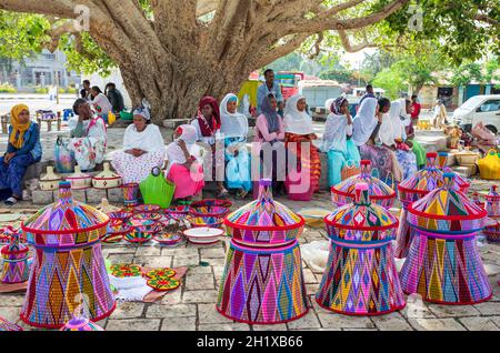 AXUM, ÄTHIOPIEN, 27. APRIL 2019: Sorglose tigray-Mutter, die am 27. April 2019 auf dem Straßenmarkt im Zentrum von Aksum in Aksum, Tigray, Äthiopien, ruht Stockfoto