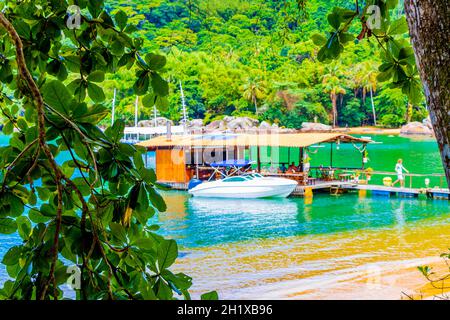 Erstaunlicher Mangrovenstrand und Pouso Strand mit Schwimmrestaurant und Booten die große tropische Insel Ilha Grande Rio de Janeiro Brasilien. Stockfoto