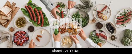 Gesellschaft von Menschen, die Bier trinken und Snacks essen Stockfoto