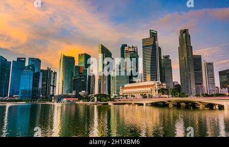 SINGAPUR - 1. MÄRZ 2020: Singapur Downtown Business Architecture von der Esplanade aus gesehen Stockfoto