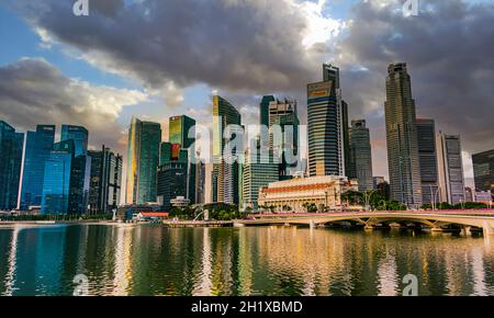 SINGAPUR - 1. MÄRZ 2020: Singapur Downtown Business Architecture von der Esplanade aus gesehen Stockfoto