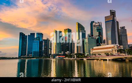 SINGAPUR - 1. MÄRZ 2020: Singapur Downtown Business Architecture von der Esplanade aus gesehen Stockfoto