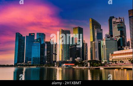 SINGAPUR - 1. MÄRZ 2020: Singapur Downtown Business Architecture von der Esplanade aus gesehen Stockfoto