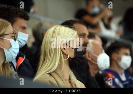 Die Fans sind zurück in der Helios Arena, wenn auch mit Maske während des Spiels der DEL, 1. Sptg.: SERC Wild Wings gegen Fischtown Pinguins Bremerhaven Stockfoto