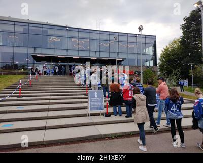 Die Fans sind zurück in der DEL: Lange stehen vor der Helios Arena von Schwenningen für die Einlaßkontrolle beim Spiel der DEL, 1. Sptg.: SERC Wild Stockfoto