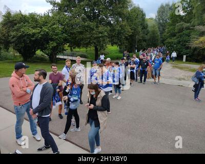 Die Fans sind zurück in der DEL: Lange stehen vor der Helios Arena von Schwenningen für die Einlaßkontrolle beim Spiel der DEL, 1. Sptg.: SERC Wild Stockfoto