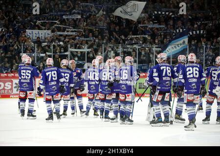 Trotz der 3:4 Niederlage im Overtime wurden die Schwenninger Spieler der Wild Wings von den Fans nach dem Spiel der DEL, 1. Sptg.: SERC Wild Stockfoto