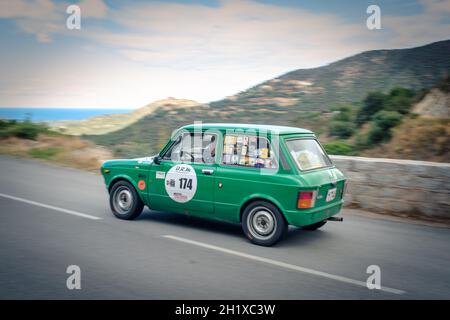 Occhiatana, Korsika, Frankreich - 7. Oktober 2020: Joackim Finckenstein und Christina Finckenstein treten im 2021 T in ihrem Autobianchi A112 Abarth an Stockfoto