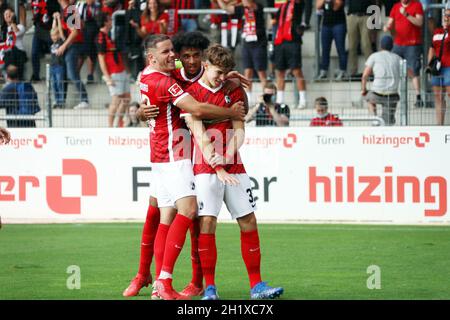 Teamjubel mit Christian Günter (Freiburg) und Kevin Schade (SC Freiburg) für Noah Weißhaupt (Freiburg), 1. FBL: 21-22: 4. Spt. SC Freiburg vs. 1. FC K Stockfoto