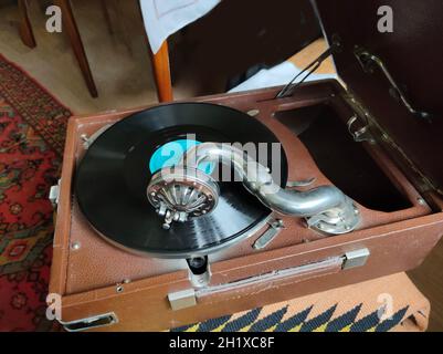 Alter Plattenspieler auf weißem Hintergrund. Retro-Bild Stockfoto