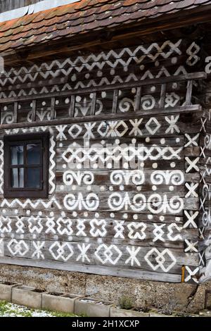 Gemaltes Volkshaus, UNESCO-Dorf Cicmany in der Slowakei Stockfoto