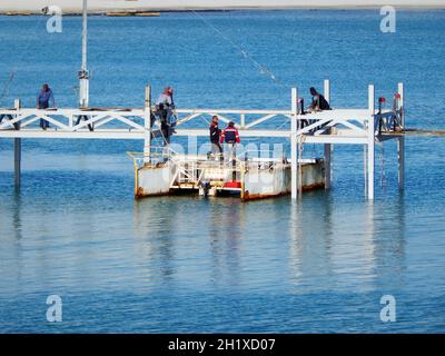 Laden eines Eisenabschnitts auf eine schwimmende Plattform. Bau des Piers. Kasachstan. Aktau. 08 Oktober 2019 Jahr. Arbeiten ohne Schutzequi Stockfoto