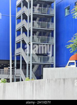 HYDERABAD, INDIEN, 27,2021. APRIL: Blick auf eine Metalltreppe im Ikea-Laden vor dem Gebäude Stockfoto