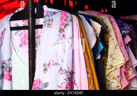 Ansicht der indischen Frau Mode und Tradition tragen Salwar Kameez hing in Shop Display Stockfotografie Alamy