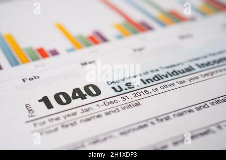 Bangkok, Thailand - 1. Juni 2020 Steuererklärung 1040 und Dollar Banknote, US-Einkommens. Stockfoto