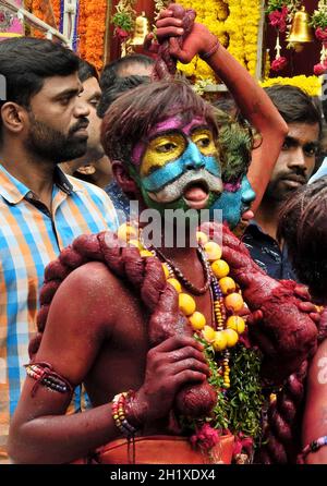HYDERABAD, INDIEN, 29,2019. JULI: Blick auf den indischen Hindu-Mann in Form von Pothuraju, während des Bonalu-Festivals, in einem Tempel Stockfoto