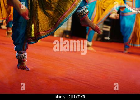 Nahaufnahme indischer Frauen, die traditionellen bharatanatyam-Tanz vorführen Stockfoto