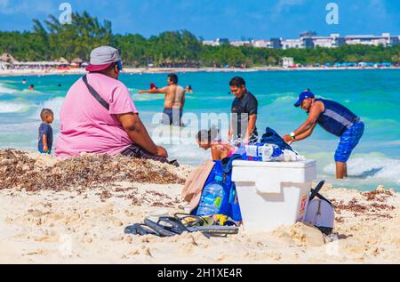 Fat Mexikaner beobachtet Menschen beim Schwimmen und Spaß in Playa del Carmen Mexiko. Stockfoto